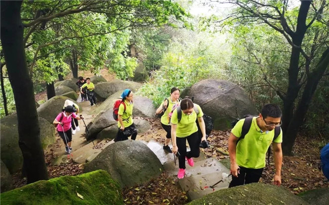 博皓人穩健的步伐，燦爛的笑容，同心徒步