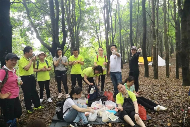 博皓人勞作過后，分享、享受美食