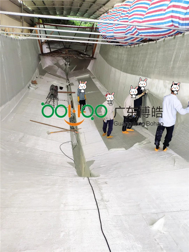 待膠衣指干后,根據(jù)需求進(jìn)行纖維增強(qiáng)材料鋪層