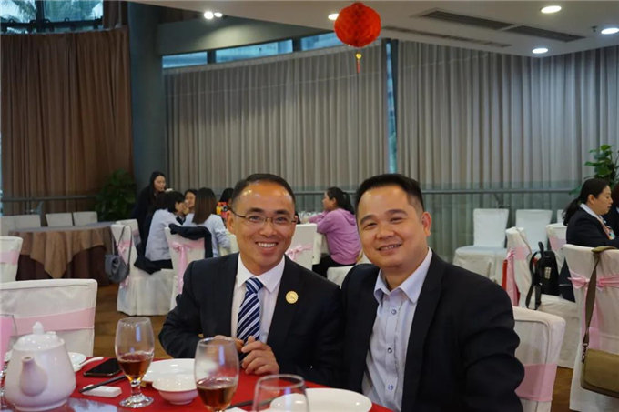 博皓家人們歡聚一堂，把酒言歡，開懷暢飲-2