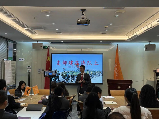 博皓賴(lài)董對(duì)“支部建在連隊(duì)上---價(jià)值體系和組織體系”進(jìn)行宣講