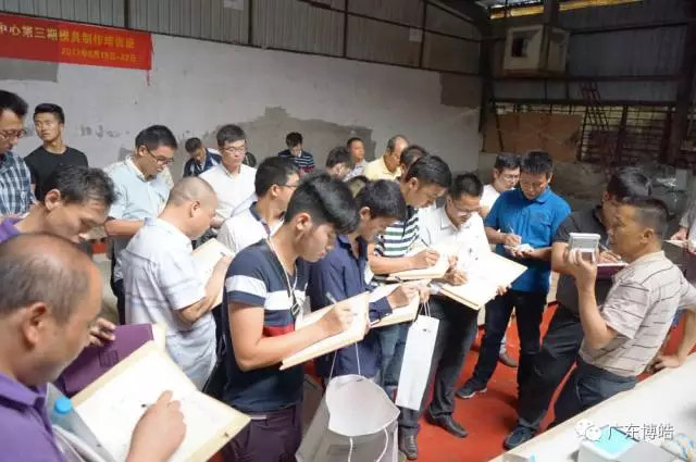 中國(guó)不飽和聚酯樹脂行業(yè)協(xié)會(huì) 華南玻璃鋼新技術(shù)交流培訓(xùn)中心第三期玻璃鋼模具制作培訓(xùn)班-11